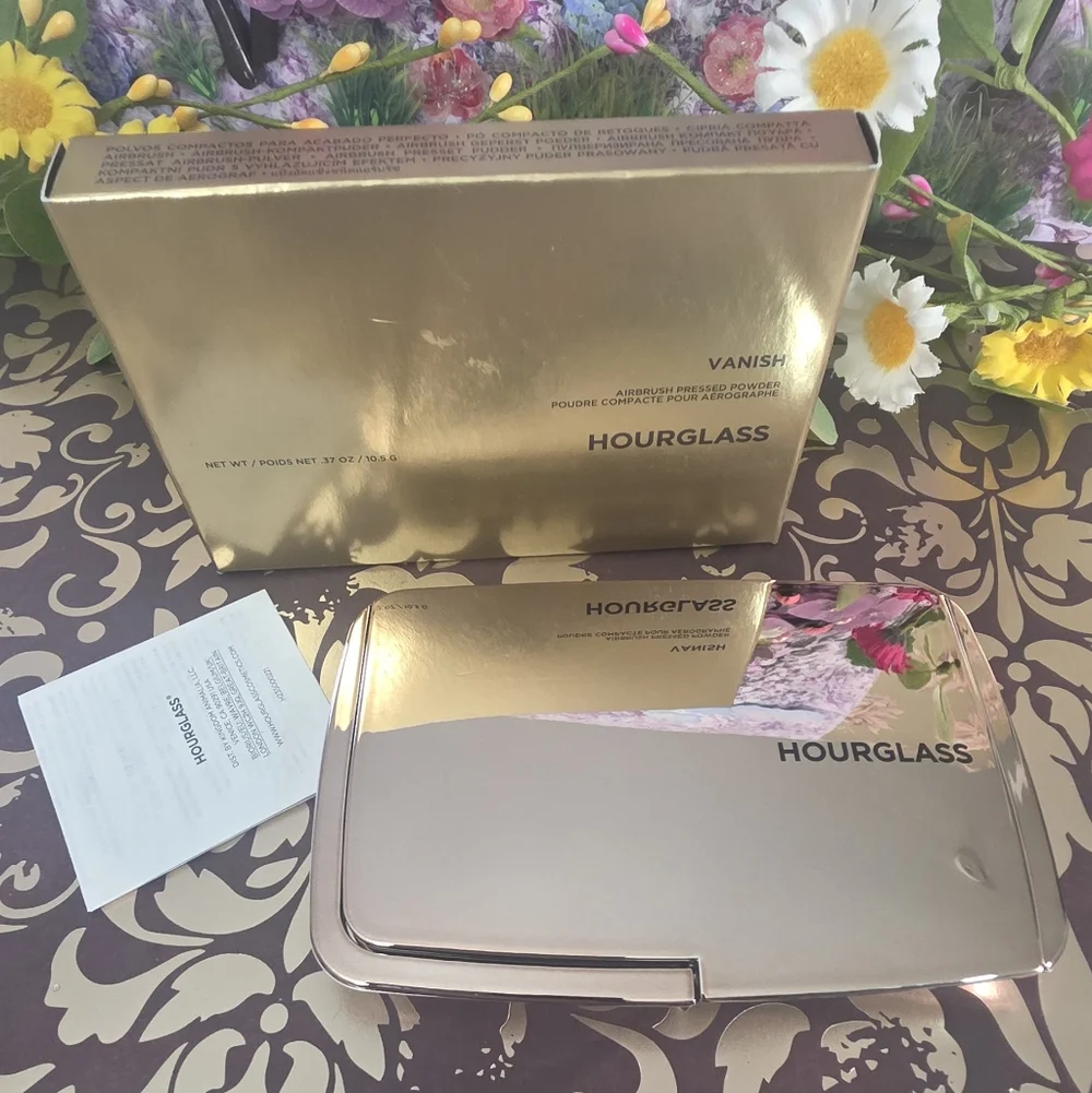 *TAN Translucent : Hourglass Vanish Airbrush pressed powder compact.